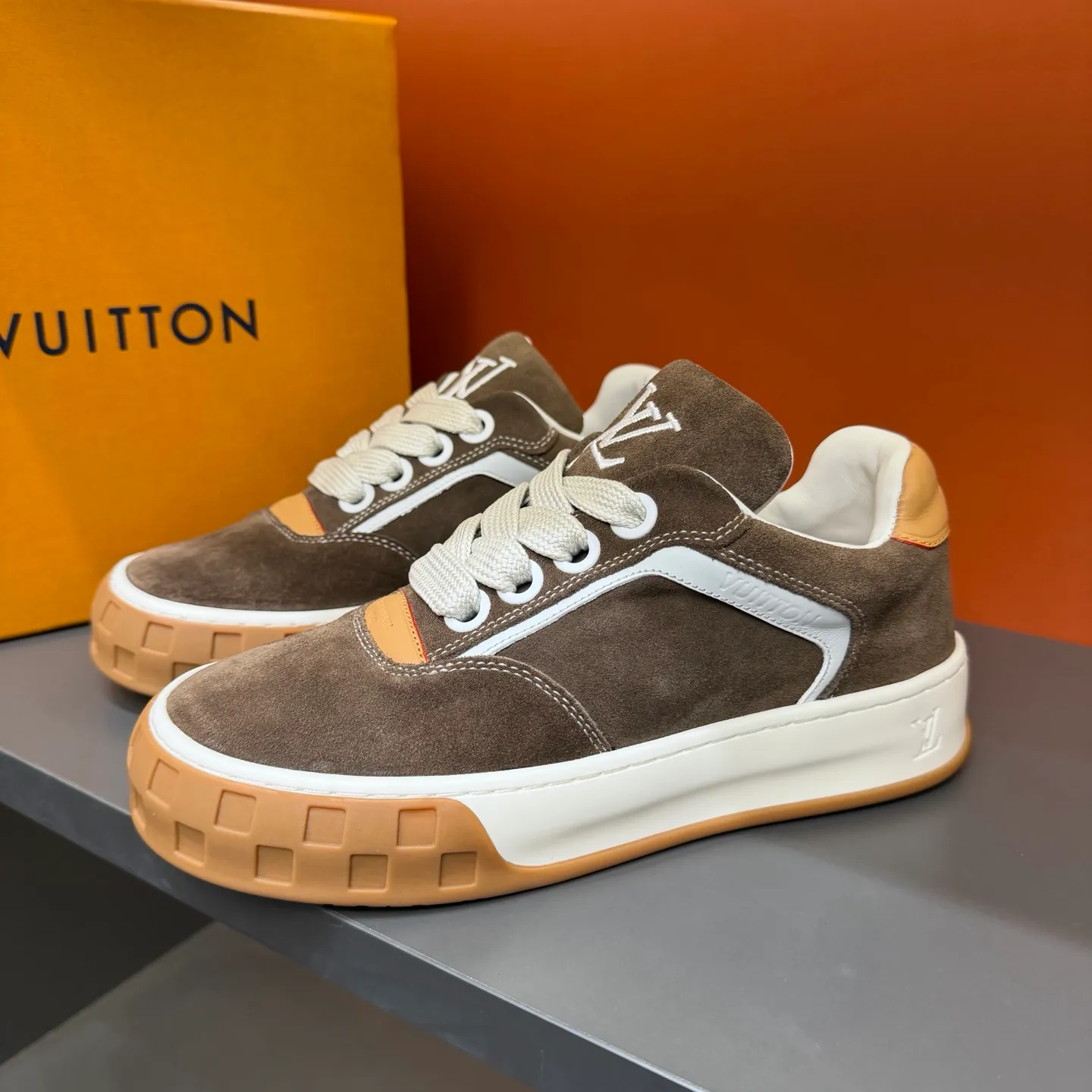 Factory price: 480💰Top version LV-Louis Vuitton-classic catwalk new model, empty glue process, original version 1:1 development! ! The upper foot is very comfortable. It is made of luxurious materials and fine workmanship. The midsole is printed with English letters "Made in Europe". The upper is made of calfskin imported from Italy. The side is decorated with the brand's LOGO and signature. The latest latex foot pads and mesh lining make the foot feel super comfortable. Original factory special supply of original two-color T men's shoes 💰U combination outsole. Bag technology Goodyear stitched edges Fabric: Exclusive custom first-layer cowhide Accessories: Exclusive private model Vuitton logo, lining: Customized silk mesh lining - first-layer silk cowhide lining Outsole: T men's shoes 💰U combination outsole wear-resistant, non-slip and anti-yellowing Foot pads: new latex pad-mesh sweat-absorbent Technology: fully computerized sewing machine wire drawing Toe cap Back cover Hot and cold shaping Full set of pull-top lasts, medium and low logo pattern, code number: 38-44, customized 45